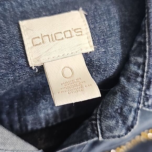 Chico's -484 Denim Button Down Western Shirt Embellished Pockets sz 0/ Small / 4 - Picture 2 of 6